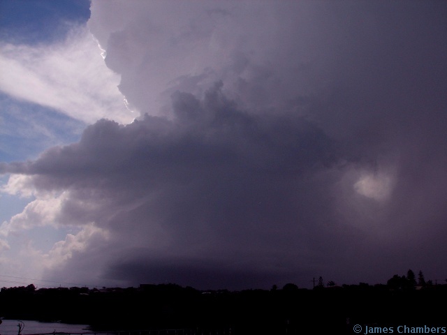 A very nice supercell moving over Kingcliff November 2006. This storm was flying - at least 80km/h!