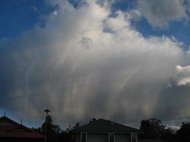 Rare 'snow cloud' (and virga) moving over southern Brisbane suburbs